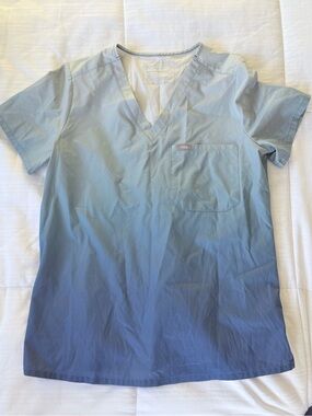 FIGS Women’s Ombré V-Neck Scrub Top - Light Blue to Navy
